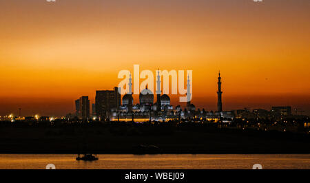ABU DHABI, Emirati arabi uniti, MAR 21, 2018: Sheik Zayed Mosque come visto durante la notte Foto Stock