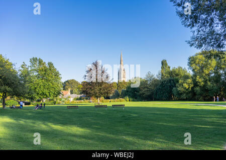 Vista su tutta la regina Elisabetta Giardini durante l'estate 2019 con la Cattedrale di Salisbury in background, Salisbury, Wiltshire, Inghilterra, Regno Unito Foto Stock