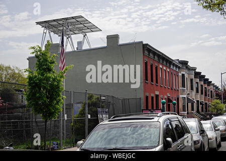 Tettoia sistema solare sul tetto di casa in Windsor Terrace Brooklyn New York City Foto Stock