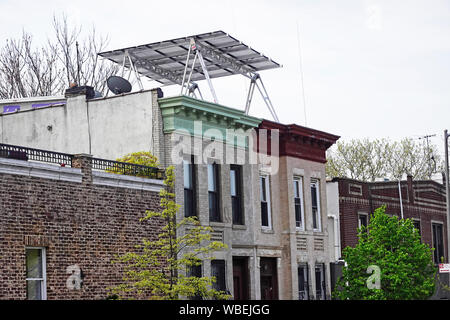 Tettoia sistema solare sul tetto di casa in Windsor Terrace Brooklyn New York City Foto Stock