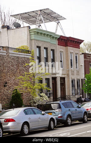 Tettoia sistema solare sul tetto di casa in Windsor Terrace Brooklyn New York City Foto Stock