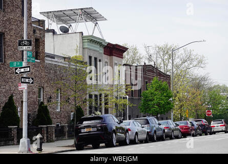 Tettoia sistema solare sul tetto di casa in Windsor Terrace Brooklyn New York City Foto Stock