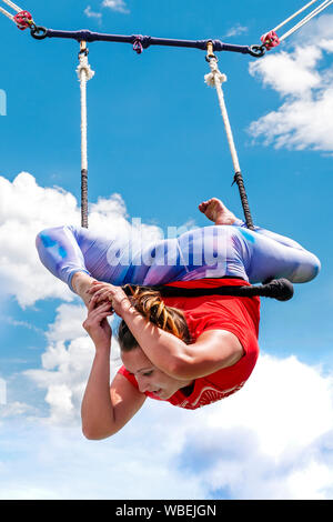 Giovane donna di eseguire sul trapezio; Salida Circus Summer Camp finale; Salida; Colorado; USA Foto Stock