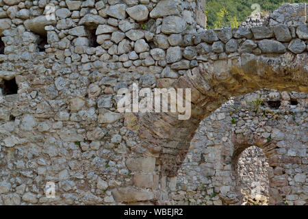 Medievale pareti di pietra del monastero medievale Manasija fortezza nel Despotovac, Serbia Foto Stock