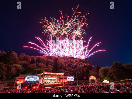 Edimburgo, Scozia, Regno Unito. Il 26 agosto 2019. Vergine denaro fuochi d'artificio concerto presso il Castello di Edimburgo e Princes Street Gardens per contrassegnare la fine del 2019 Edinburgh International Festival. La musica eseguita dalla Scottish Chamber Orchestra. Iain Masterton/Alamy Live News. Foto Stock