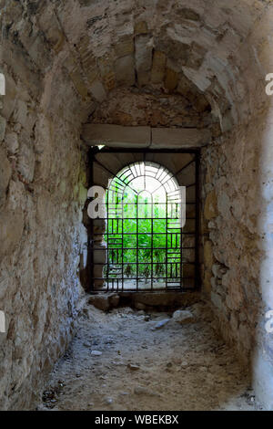 La porta di metallo in pietra dello spessore di parete di fortezza. monastero medievale Manasija, Despotovac, Serbia Foto Stock