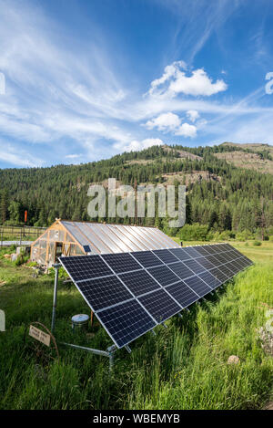 Energia solare per pannelli e serra a la Minam River Lodge in Oregon Wallowa della montagna. Foto Stock