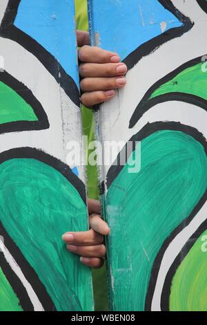 Davao City, Philippines-August 2014: Close up dei puntelli colorati con le mani dei partecipanti al concorso streetdancing. È Kadayawan celebra Foto Stock