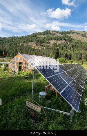 Energia solare per pannelli e serra a la Minam River Lodge in Oregon Wallowa della montagna. Foto Stock