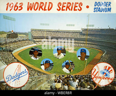 Stampa di Souvenir dal 1963 World Series che mostra il Dodger Stadium e giocatori stella del Los Angeles Dodgers che ha sconfitto il New York in quattro giochi per diventare campioni del mondo. Foto Stock