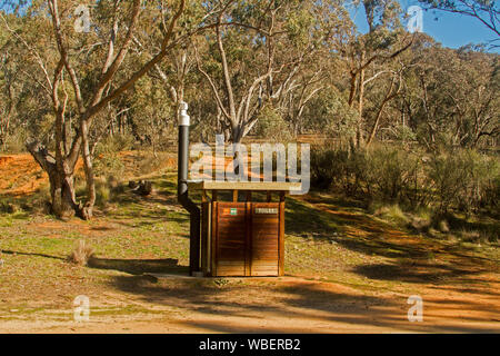 Edificio di legno, bush wc, dunny, pit loo, trascinamento lungo wc, tra boschi di grandi alberi di eucalipto in rural area picnic in NSW Australia Foto Stock