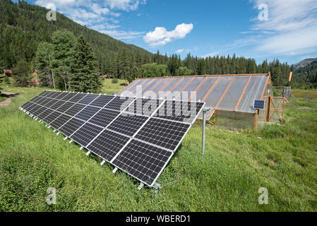 Energia solare per pannelli e serra a la Minam River Lodge in Oregon Wallowa della montagna. Foto Stock