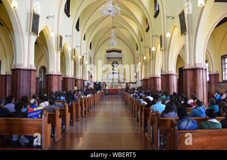 Bogotà, Colombia - 25 gennaio 2014: le persone che visitano la Basilica del signore di Monserrate. Foto Stock