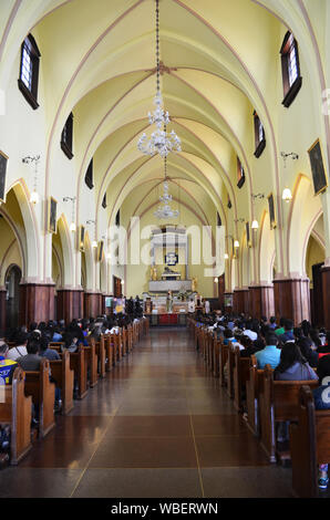 Bogotà, Colombia - 25 gennaio 2014: le persone che visitano la Basilica del signore di Monserrate. Foto Stock