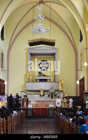 Bogotà, Colombia - 25 gennaio 2014: le persone che visitano la Basilica del signore di Monserrate. Foto Stock