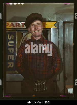 Autofficina vicino a Newark, N.J. Il Badge denota membro dell Ufficio della Difesa di trasporto; inglese: Autofficina vicino a Newark, N.J. Il Badge indica gli stati di carica del trasporto di difesa Foto Stock