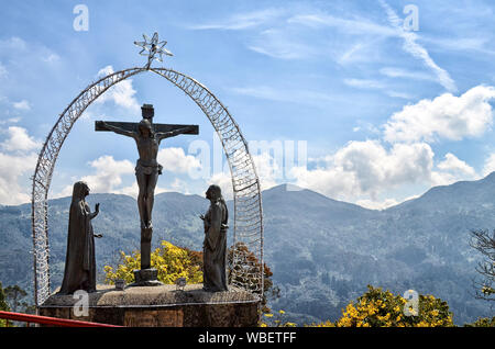 Bogotà, Colombia - 25 gennaio 2014: una scultura di Gesù crocifisso nella parte superiore di Monserrate. Foto Stock