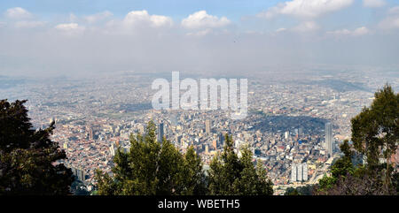 Bogotà, Colombia - 25 gennaio 2014: la vista della città di Bogotà dalla sommità di Monserrate. Foto Stock