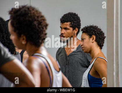 Danabierta Dance Troupe, L Avana, 20 Nov 2017 - Danza le prassi aziendali la loro ultima routine di prestazioni Foto Stock