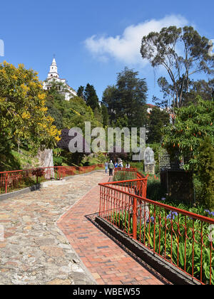 Bogotà, Colombia - 25 gennaio 2014: i giardini di Monserrate e la Basilica del signore di Monserrate. Foto Stock