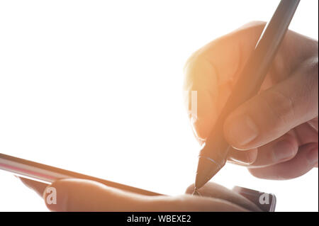 Macro di smartphone in mano firma documento online isolato Foto Stock