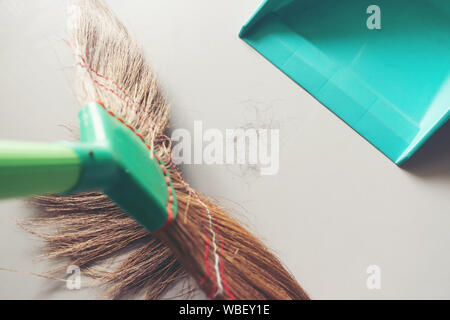 Capelli pubici cadere sul pavimento della camera Foto Stock