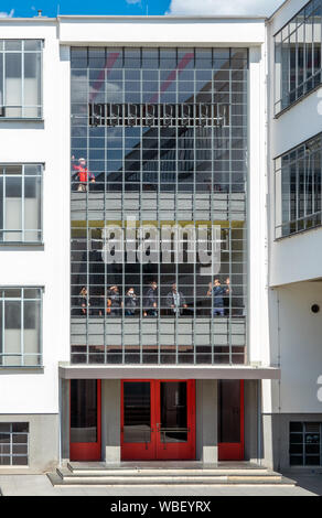 La gente visita i visitatori Bauhaus di Dessau edificio con tour guidato. Insegnante tour guida per spiegare l'apertura provando la finestra speciale sistema. Foto Stock