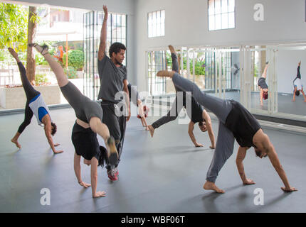 Danabierta Dance Troupe, L Avana, 20 Nov 2017 - Danza le prassi aziendali la loro ultima routine di prestazioni Foto Stock