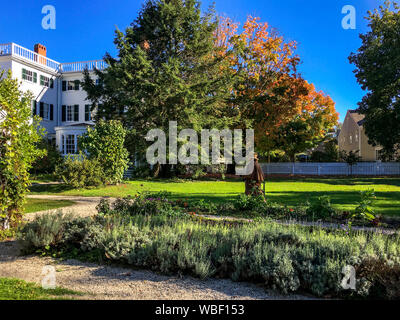 Portsmouth, NH / STATI UNITI D'AMERICA - Ott 16, 2018: roleplayer storico vestito in costume, indossando un greatcoat, passeggiate sui motivi di Strawbery Banke. Foto Stock