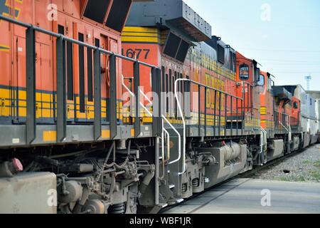 Berwyn, Illinois, Stati Uniti d'America. Unità Diesel che conduce a Burlington Northern Santa Fe intermodale di merci in partenza in treno la ferrovia del cantiere di Cicerone. Foto Stock