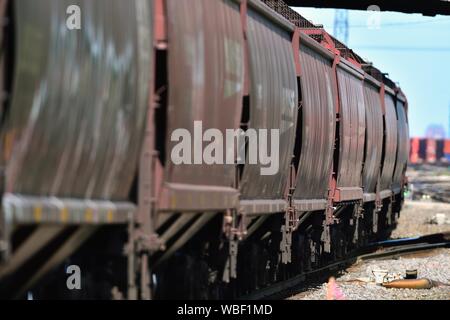 Berwyn, Illinois, Stati Uniti d'America. Nolo auto arrivando all'interno di un treno in arrivo presso la Burlington Northern Santa Fe (BNSF) Cicero cantiere appena ad ovest di Chicago. Foto Stock