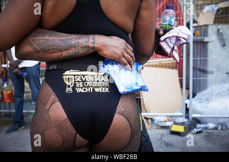 Londra, Regno Unito. Il 27 agosto 2019. La Folla di festaioli durante il 2019 carnevale di Notting Hill, in Europa la più grande festa di strada e una celebrazione delle tradizioni dei Caraibi e la capitale della diversità culturale. ( Credito: ambra vernuccio/Alamy Live News Foto Stock