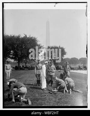 Gen. Lejeune con la Virginia boy scouts, [9/4/25] Abstract/medio: 1, negativo : vetro ; 4 x 5 in. o più piccolo Foto Stock