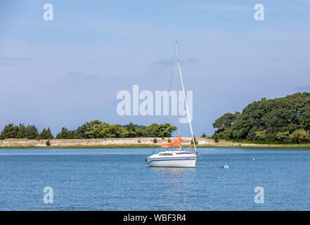 Una barca a vela sul posto barca a Sag Harbor, NY Foto Stock