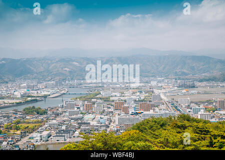 Kochi cityscape panorama dalla montagna Godaisan osservatorio di Kochi, Shikoku Giappone Foto Stock