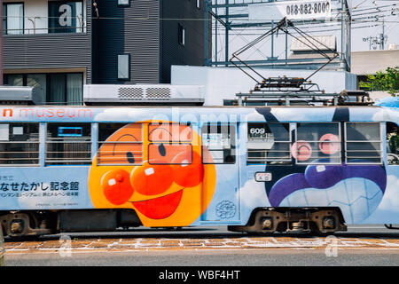 Kochi, Shikoku, Giappone - 20 Aprile 2019 : City Tram nel centro cittadino Foto Stock