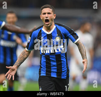 Milano, Italia. 26 Ago, 2019. Inter Stefano Sensi celebra il suo obiettivo nel corso di una serie di una partita di calcio tra Inter e Milan e Lecce in Milano, Italia, Agosto 26, 2019. Credito: Alberto Lingria/ Xinhua Foto Stock