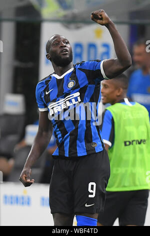 Milano, Italia. 26 Ago, 2019. Inter Romelu Lukaku celebra il suo obiettivo nel corso di una serie di una partita di calcio tra Inter e Milan e Lecce in Milano, Italia, Agosto 26, 2019. Credito: Alberto Lingria/ Xinhua Foto Stock