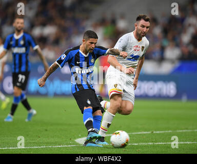 Milano, Italia. 26 Ago, 2019. Inter Stefano Sensi (L) calci al cliente durante una serie di una partita di calcio tra Inter e Milan e Lecce in Milano, Italia, Agosto 26, 2019. Credito: Alberto Lingria/ Xinhua Foto Stock