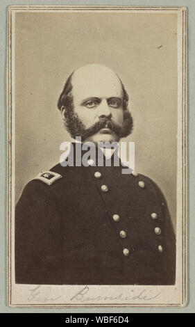 Ambrogio generale E. Burnside, testa e spalle ritratto, rivolta leggermente a destra, indossando uniforme militare Abstract/medio: 1 stampa fotografica su carte de visite mount : albume ; 4 x 2 1/2 in. (Foto), 9 1/2 x 11 1/2 in. (Mount) Foto Stock