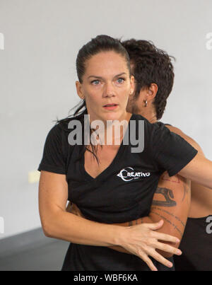 Danabierta Dance Troupe, L Avana, 20 Nov 2017 - Danza le prassi aziendali la loro ultima routine di prestazioni Foto Stock