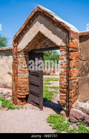 Ingresso laterale e porta alla Missione di San José de Tumacácori. Foto Stock