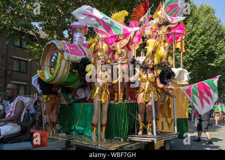 Danzatori vestiti in costumi colorati prendere parte durante l'ultimo giorno del carnevale di Notting Hill.Le persone si radunano in costume di presentare i loro galleggianti ai giudici l'ultimo giorno del carnevale di Notting Hill, molti dei costumi sono stati realizzati da membri della band. Un volume stimato di 1 milioni di ore andare nella realizzazione di tutti i costumi per l'evento che viene guardato da migliaia di persone. Foto Stock