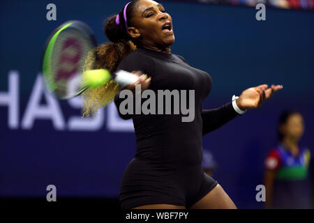 Flushing Meadows, New York, Stati Uniti - Agosto 26, 2019. Serena Williams colpisce un ritorno diretti durante il suo match di primo turno contro Maria Sharapova il primo giorno di gioco ad US Open a Flushing Meadows, New York. Williams ha vinto la partita in retta fissa. Credito: Adam Stoltman/Alamy Live News Foto Stock