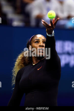 Flushing Meadows, New York, Stati Uniti - Agosto 26, 2019. Serena Williams che serve durante il suo match di primo turno contro Maria Sharapova il primo giorno di gioco ad US Open a Flushing Meadows, New York. Williams ha vinto la partita in retta fissa. Credito: Adam Stoltman/Alamy Live News Foto Stock