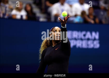 Flushing Meadows, New York, Stati Uniti - Agosto 26, 2019. Serena Williams che serve durante il suo match di primo turno contro Maria Sharapova il primo giorno di gioco ad US Open a Flushing Meadows, New York. Williams ha vinto la partita in retta fissa. Credito: Adam Stoltman/Alamy Live News Foto Stock