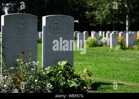 Gli oggetti contrassegnati per la rimozione definitiva dei militari inglesi caduti durante la guerra mondiale 2 a Cracovia militari della sezione del Commonwealth del cimitero Rakowicki.Il servizio grave dell'Esercito britannico del Reno, del Commonwealth riuniti tombe provenienti da tutta la Polonia in tre cimiteri, Rakowicki essendo il più grande. Al momento, 522 alleati militari sono sepolti a Cracovia il cimitero militare. Foto Stock