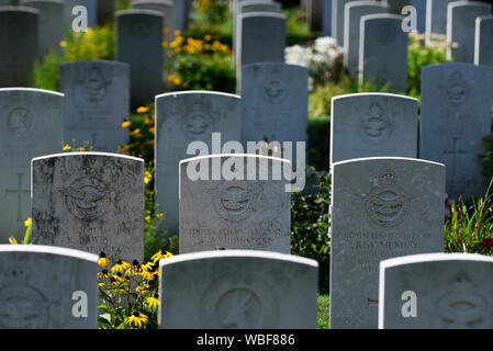 Gli oggetti contrassegnati per la rimozione definitiva dei militari inglesi caduti durante la guerra mondiale 2 a Cracovia militari della sezione del Commonwealth del cimitero Rakowicki.Il servizio grave dell'Esercito britannico del Reno, del Commonwealth riuniti tombe provenienti da tutta la Polonia in tre cimiteri, Rakowicki essendo il più grande. Al momento, 522 alleati militari sono sepolti a Cracovia il cimitero militare. Foto Stock