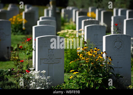 Gli oggetti contrassegnati per la rimozione definitiva dei militari inglesi caduti durante la guerra mondiale 2 a Cracovia militari della sezione del Commonwealth del cimitero Rakowicki.Il servizio grave dell'Esercito britannico del Reno, del Commonwealth riuniti tombe provenienti da tutta la Polonia in tre cimiteri, Rakowicki essendo il più grande. Al momento, 522 alleati militari sono sepolti a Cracovia il cimitero militare. Foto Stock