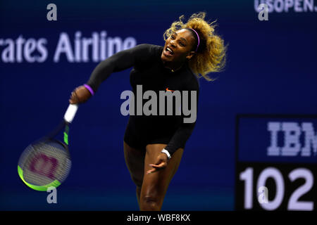 Flushing Meadows, New York, Stati Uniti - Agosto 26, 2019. Serena Williams che serve durante il suo match di primo turno contro Maria Sharapova il primo giorno di gioco ad US Open a Flushing Meadows, New York. Williams ha vinto la partita in retta fissa. Credito: Adam Stoltman/Alamy Live News Foto Stock